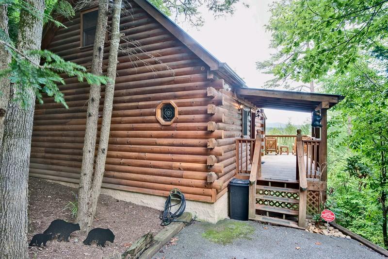 Entryway to Bear Pause cabin in Pigeon Forge TN